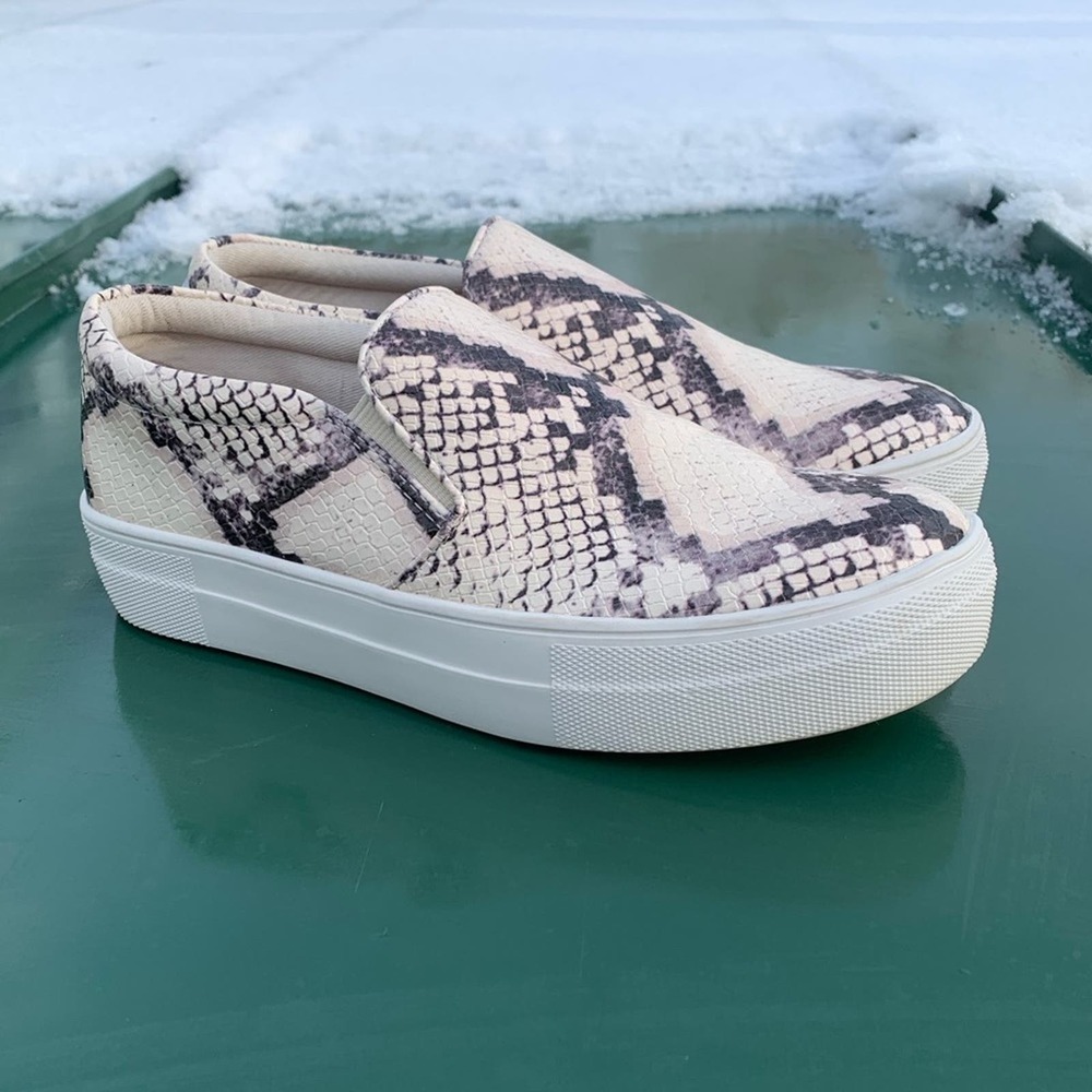 Steve Madden Snake Print white / gray / black slip on shoes